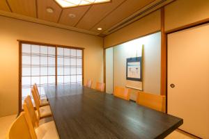 大阪新大阪华盛顿广场酒店的一间会议室,配有长桌子和椅子