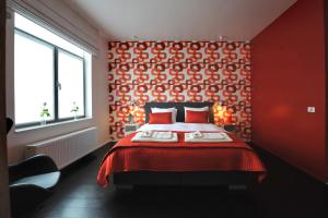 安特卫普卡瓦住宿加早餐酒店的红色的卧室,配有一张床和红色的墙壁