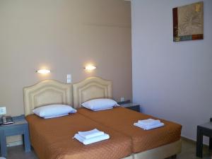 阿德里安诺斯坎波斯帕拉迪奥酒店的一间卧室配有一张床,上面有两条毛巾