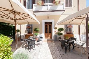 弗利加德尼亚酒店的一个带桌椅和遮阳伞的户外庭院。