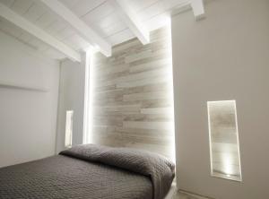 维耶斯泰Malia Village的一间卧室设有一张床和石墙