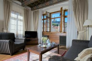 布拉格优梅森纳瑟公寓式酒店的客厅配有沙发和桌子