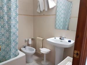 圣玛丽亚-德帕劳托尔德拉图罗得霍姆酒店的一间带水槽和卫生间的浴室