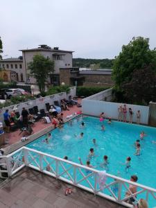 玛丽港司卡达酒店的一群人在大型游泳池里