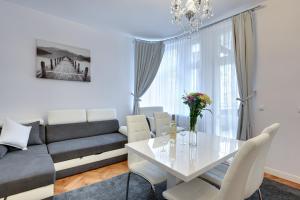 索波特Platinum Chmielewskiego的客厅配有白色桌子和沙发
