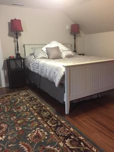 Candia斯蒂芬克莱之家住宿加早餐旅馆的一间卧室配有一张带两盏灯和地毯的床。