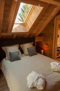 穆巴赫索蒙斯特La Cabane de Tim的卧室配有一张大白色床和窗户