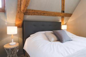 巴尔HISSLA ALSACE CHIC& COSY BARR Wine Route的卧室配有白色的床和2个枕头