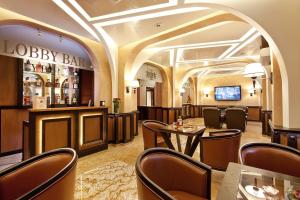 索非亚布里斯托尔贝斯特韦斯特酒店的餐厅设有酒吧和桌椅