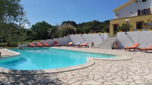 阿尔盖罗Il Sogno di Alghero - Adults Only的一座带躺椅的游泳池和一座建筑
