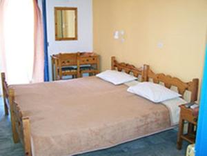 卡利诺岛帕诺拉马酒店的一间卧室配有一张大床和两个枕头