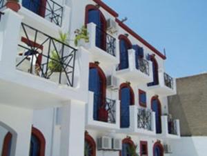 卡利诺岛帕诺拉马酒店的白色的建筑,拥有蓝色和红色的窗户