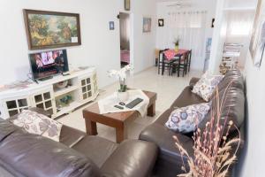 阿拉德Dead Sea Yehuda Apartments的客厅配有沙发和桌子