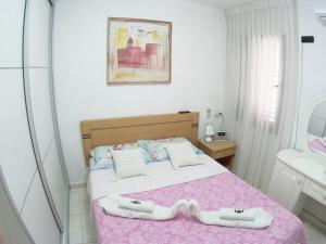 阿拉德Dead Sea Yehuda Apartments的一间卧室配有一张床,上面有两条毛巾