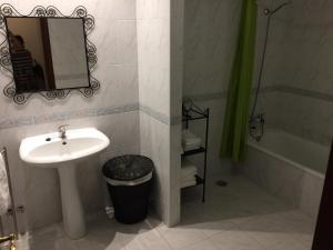 波尔图Downtown PORTO SE的一间带水槽、镜子和淋浴的浴室