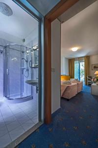 利尼亚诺萨比亚多罗麦瑞迪阿纳斯酒店的酒店客房设有淋浴和一间卧室。