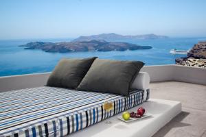 费拉和睦套房住宿加早餐旅馆 - 仅限成人入住的海景阳台上的一张床位