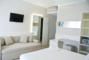 利尼亚诺萨比亚多罗博洛尼亚酒店的带沙发和电视的白色客厅
