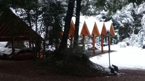 拉安戈斯图拉镇梅勒维酒店的雪中一组木结构