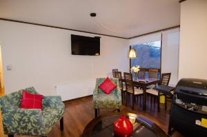 奇廉内瓦达斯Departamento Andes Chillan的客厅配有桌椅和电视。