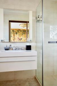 Fish CreekThe Church House Gourmet Retreat的浴室设有白色水槽和镜子