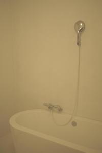 北谷町奥尔斯酒店的浴室设有带淋浴的白色卫生间。
