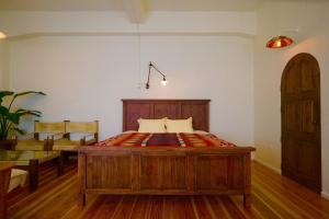 北谷町奥尔斯酒店的一间卧室配有一张带木制床头板的床