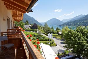 魏森湖Strandhotel am Weissensee的享有湖泊和山脉美景的阳台。