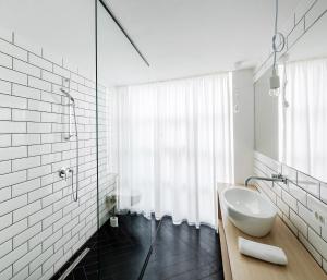 伊佐拉Labum accommodation的白色的浴室设有水槽和淋浴。