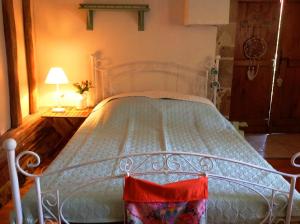 MazièresDomaine Charente - Familyroom Gypsy with garden (with external toilet & shower house)的一间灯室里的一张白色床