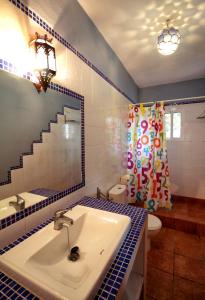 扎霍拉Casas el Camino的一间带水槽和楼梯的浴室