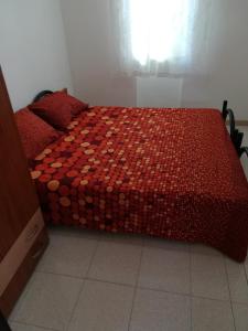 维耶斯泰Villa Lucrezia Trilo的客房内的一张红色棉被床