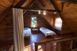 BuffeljagsrivierA Log Home at Buffalo Creek的阁楼间 - 带2张床 - 位于小木屋