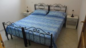 科尔萨诺Villetta Gelsomino的一间卧室配有床和2个床头柜