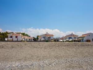 泰尔梅维利亚托雷Le Ancore di Calderone的沙滩上的一排房子