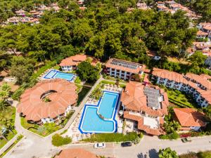 阿奇亚卡Yucelen Hotel的享有带游泳池和度假村的豪宅的空中景致