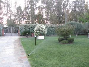 奥尔梅多La casa Gaia的花园,有树 ⁇ ,门和灌木丛
