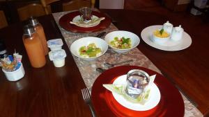 Ladybrand佳屋住宿加早餐酒店的桌上放有盘子和碗的食物