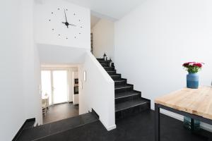 美因茨公寓中央的房屋内的楼梯,拥有白色的墙壁和木桌