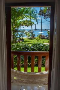 伊塔卡雷伊塔卡雷卡塞斯港宾馆的享有度假村海景的窗户