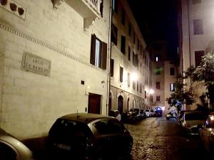 罗马隆达圣安吉洛套房旅馆的夜间停在大楼前的汽车