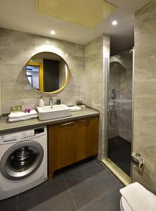 博德鲁姆德吉门博努公寓的一间带洗衣机和水槽的浴室