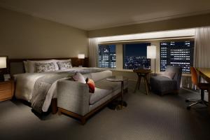 东京京王广场东京尊贵大酒店的卧室配有床、椅子和窗户。