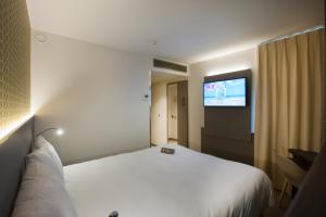 科特赖克宜必思风格科特赖克博览会酒店的配有一张床和一台平面电视的酒店客房