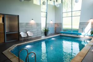 斯伽尔达斯伽尔达酒店的游泳池,位于酒店房间,周围设有椅子