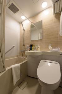 东京东京贝尔肯酒店的浴室配有卫生间、盥洗盆和浴缸。