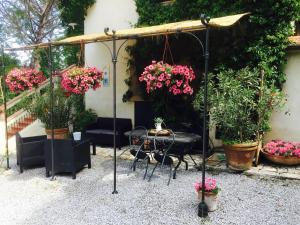 阿夏诺阿古里图里斯莫Il帕拉迪索酒店的庭院配有桌椅和鲜花