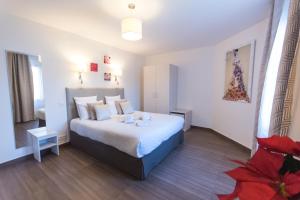 穆昂萨尔图卡萨韦利亚酒店的一间卧室,卧室内配有一张大床