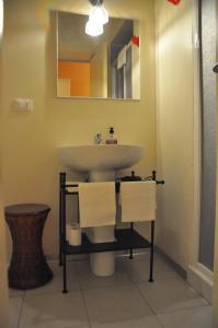 皮斯托亚坎托加富尔住宿加早餐旅馆的一间带水槽和镜子的浴室
