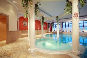 上陶恩瓦格纳酒店的一座酒店带柱子的游泳池